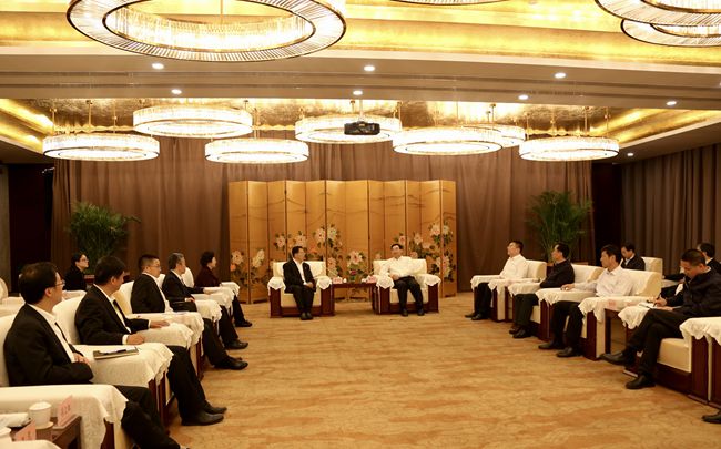 集團主要領導與陜西省政府胡和平省長舉行會談 (1)_副本.jpg