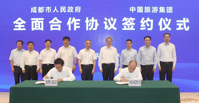 20180801077909.jpg 銳平書記會(huì)見(jiàn)中國(guó)旅游集團(tuán)董事長(zhǎng)萬(wàn)敏并出席簽約儀式7_副本.jpg