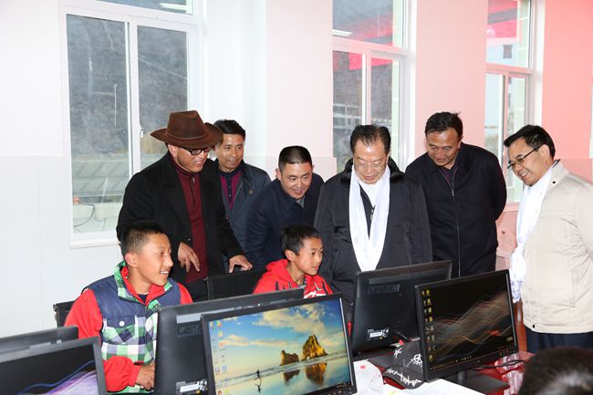 10、張學(xué)武董事長一行在集團(tuán)捐助的德欽縣“希望之星”電腦室考察，并饒有興致地教授學(xué)生使用搜索引擎_副本.jpg